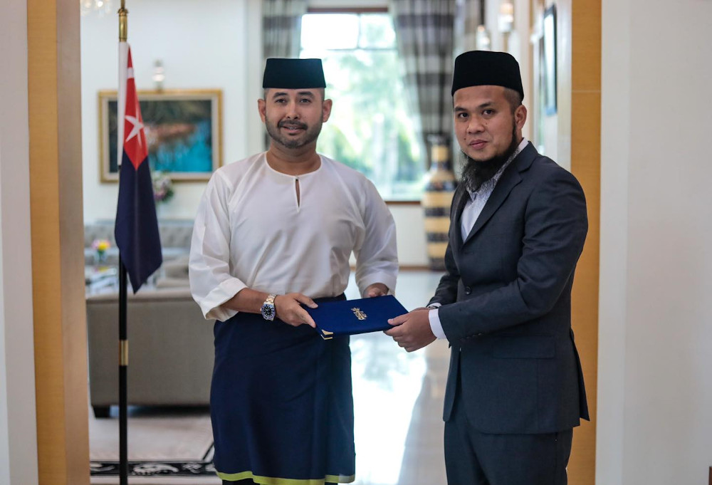 Crown Prince of Johor Tunku Ismail Sultan Ibrahim donated RM200,000 to preacher Ustaz Ebit Lew for his humanitarian missions. u00e2u20acu201d Picture from Facebook/ Ebit Lewn
