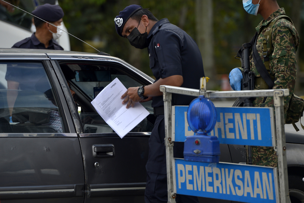 Police conduct roadblock checks during movement control order 2.0 (MCO) in Subang Jaya, February 2, 2021. u00e2u20acu201d Picture by Miera Zulyana