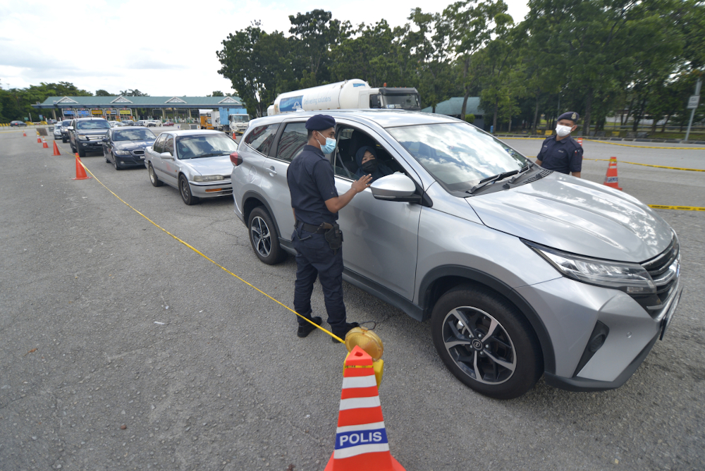 Police conduct roadblock checks during movement control order 2.0 (MCO) in Subang Jaya, February 2, 2021. u00e2u20acu201d Picture by Miera Zulyana