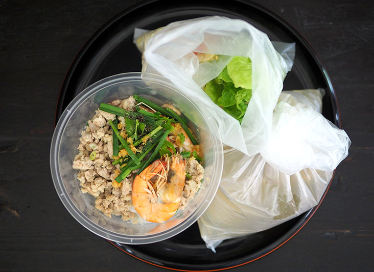 Vivie's Kitchen会精心包装食物，而且他们也会用双层塑料袋来装汤。- Lee Khang Yi摄-