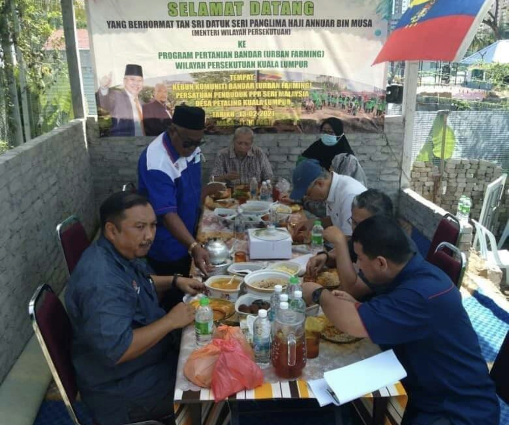 Tan Sri Annuar Musa (tengah) didakwa melanggar SOP PKP semalam. u00e2u20acu201d Foto ihsan Twitter/Siti Kasim