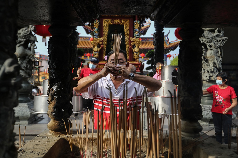 A devotee performs prayers at the Kuan Yin Temple in Klang February 12, 2021. u00e2u20acu2022 Picture by Yusof Mat Isa