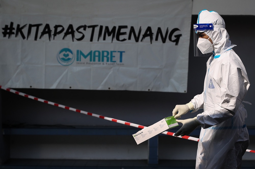 A health worker is seen in a protective suit at Dewan MBSA Seksyen 19 in Shah Alam February 17, 2021. u00e2u20acu201d Picture by Yusof Mat Isa