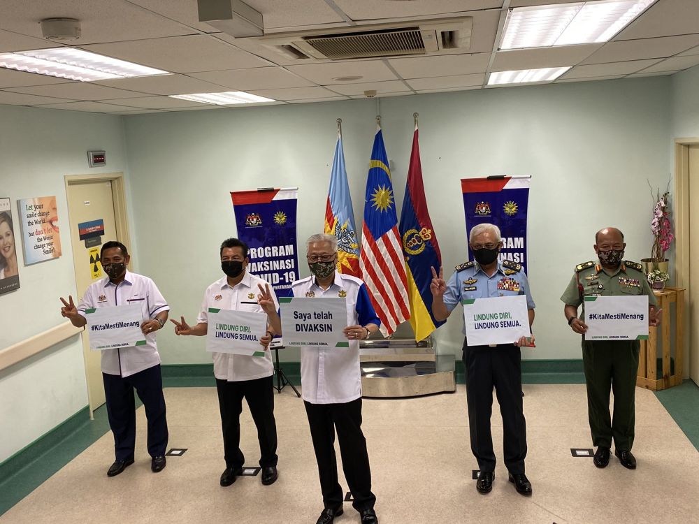 Menteri Kanan Pertahanan Datuk Seri Ismail Sabri Yaacob (tengah) selepas menerima suntikan vaksin Covid-19 di Hospital Angkatan Tentera Tuanku Mizan. u00e2u20acu201d Foto ihsan Twitter/MINDEF Malaysia
