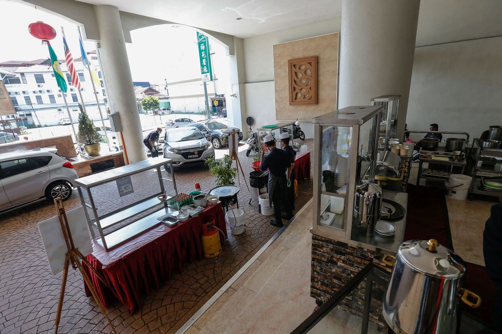 顾客驾车在Cititel Penang酒店入口处，等待食物外卖。-Sayuti Zainudin摄-
