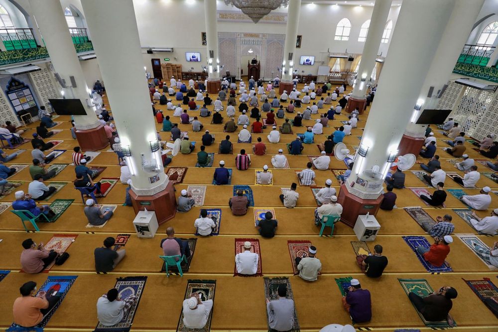 Muslims perform Friday prayers at the Al-Hidayah Mosque in Kampung Sungai Penchala, Segambut February 5, 2021.  u00e2u20acu201d Picture by Ahmad Zamzahuri