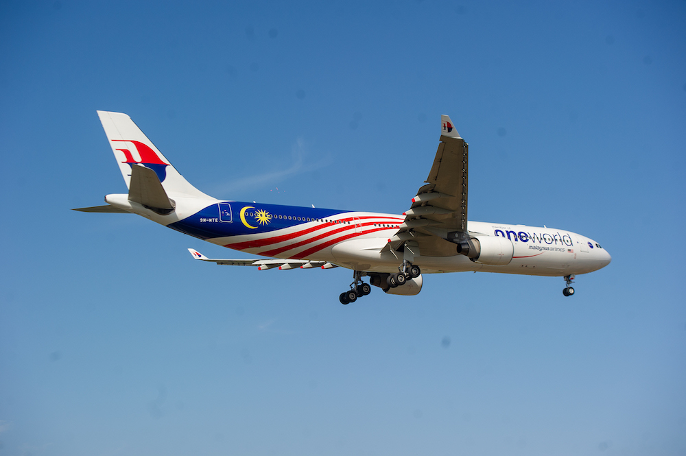 印有大马国旗标志的马航空巴A330-300，载着首批辉瑞新冠疫苗抵达吉隆坡国际机场。-Shafwan Zaidon摄-