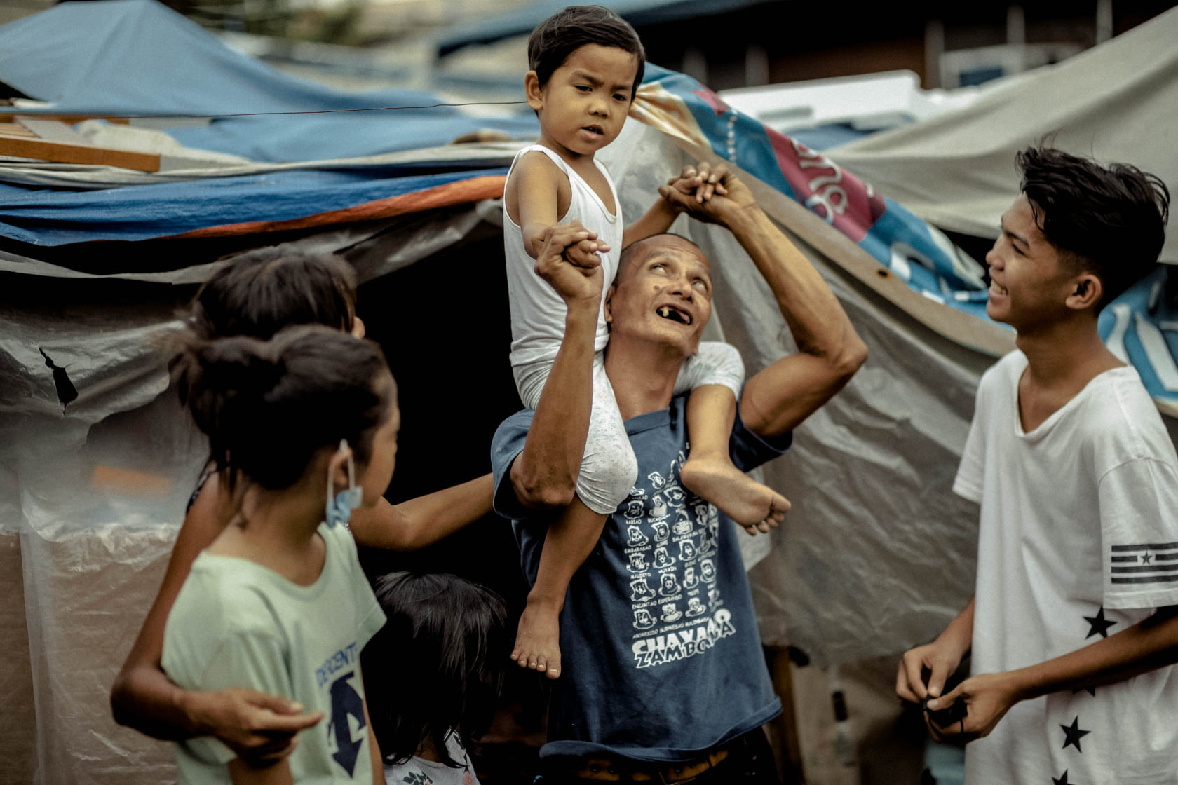 55岁的隆美尔巴斯克及50岁的罗莎琳费勒（Rosalyn Ferrer）育有4个孩子。-图取自Rab4Love Studios脸书-