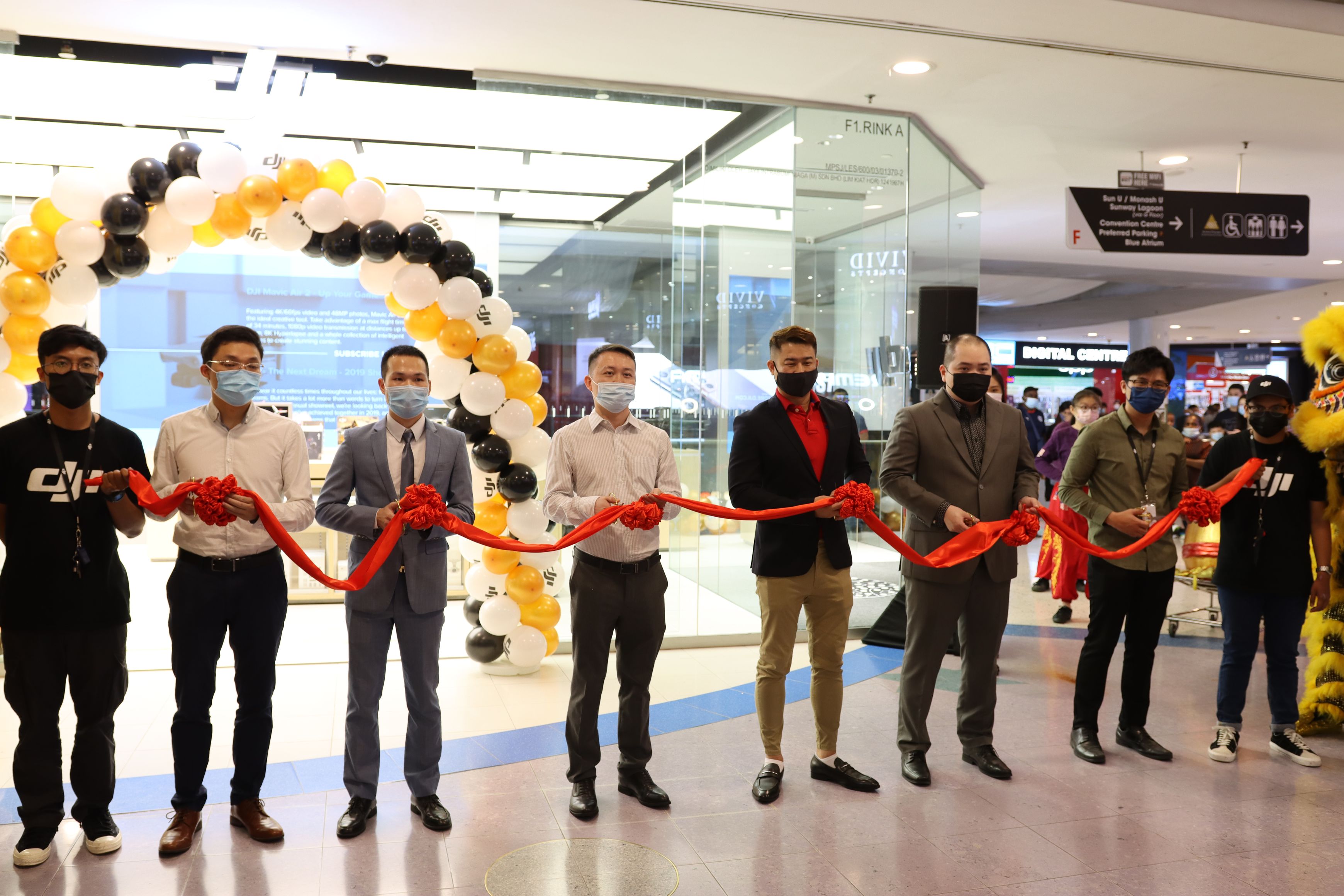 DJI在双威金字塔购物广场开业当天，为首20名购物者推出DJI Osmo Mobile 3组合套装和DJI Mavic Mini组合套装的独家折扣促销活动。-DJI提供-