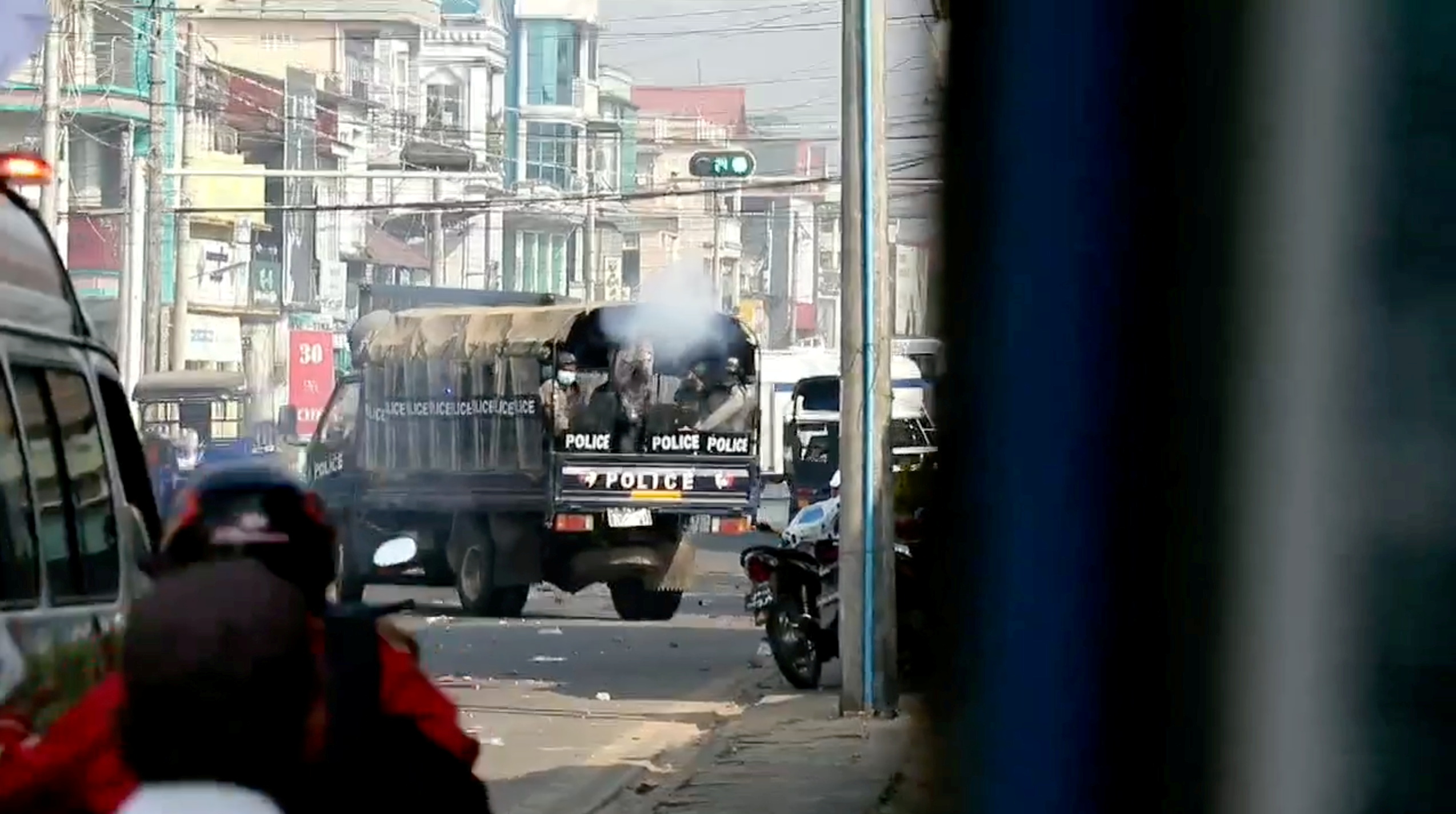 缅甸警方周日向示威者开枪，是数周来反军事政变示威活动中最血腥的一天。-路透社-