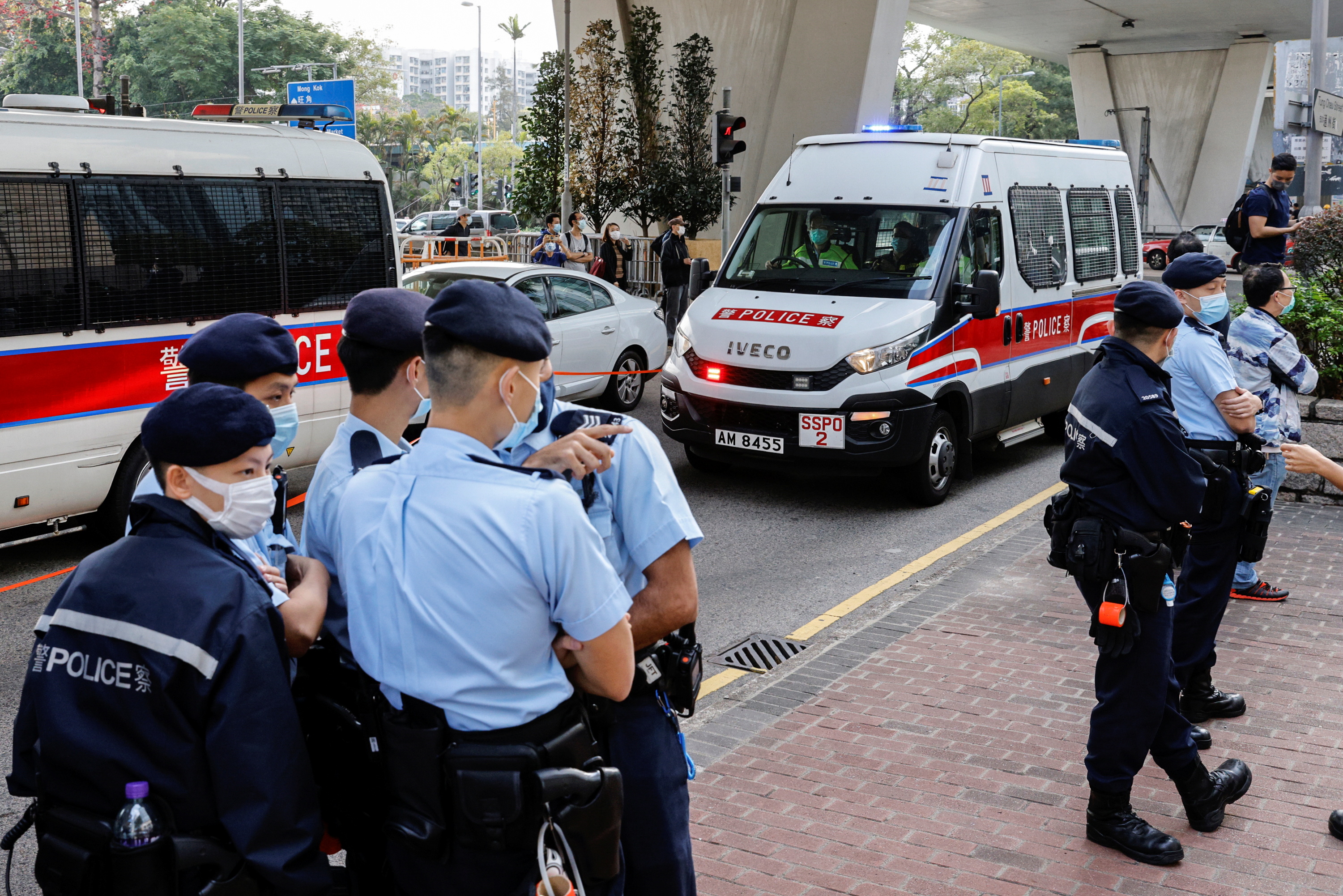 47位泛民主派人士被警方用一辆辆的囚车送到西九龙裁判法院。-路透社-