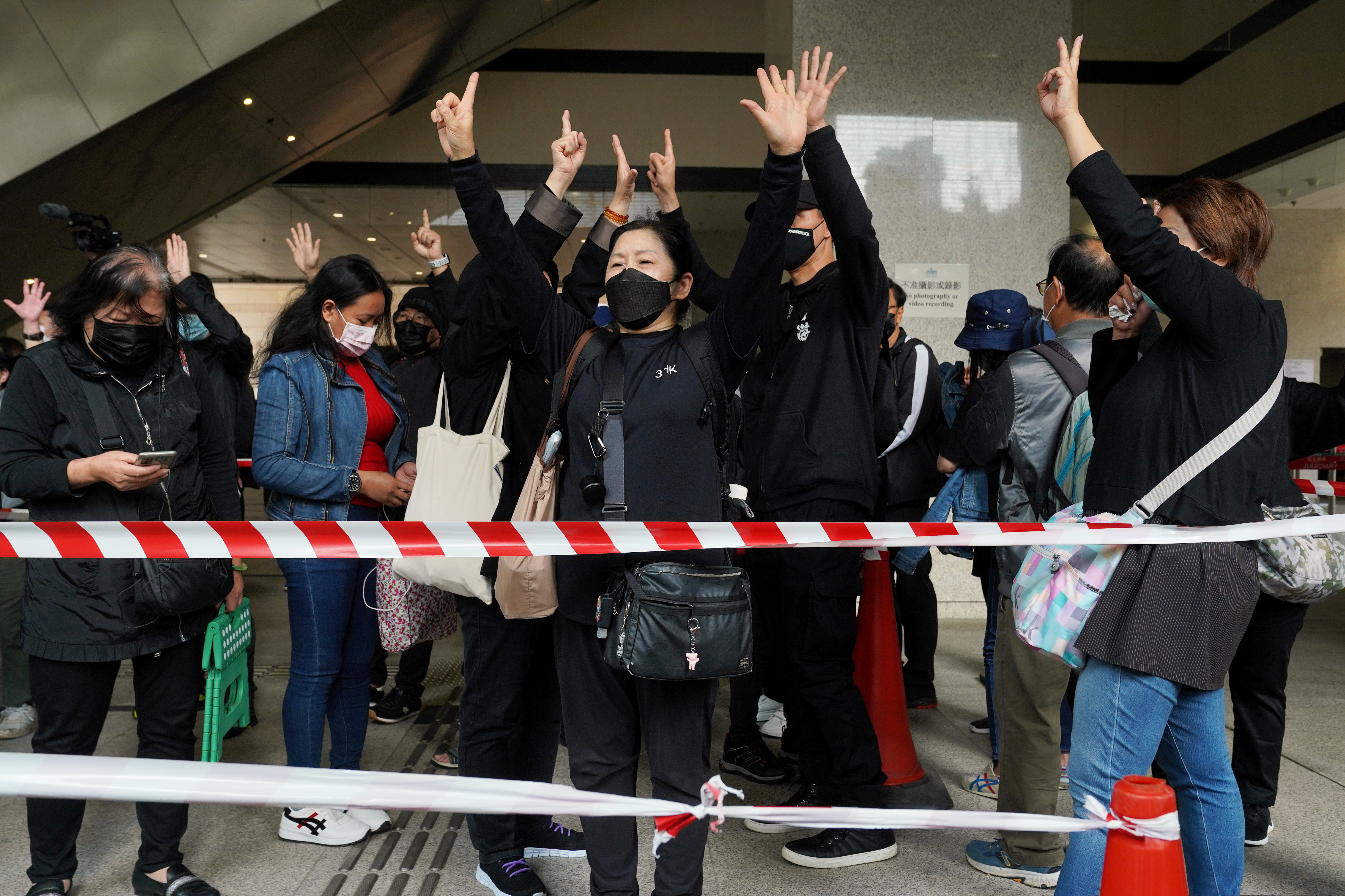 前来声援的市民举起“五一”手势，表示“五大诉求，缺一不可”。-路透社-