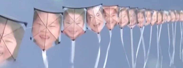 由于一整排的笑脸显得有些诡异，许多网民看到后并不买账。-图截自视频-