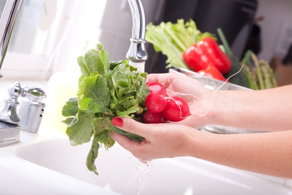 蔬果清洁剂的成份大多是化学合成的表面活性剂，对去除水溶性农药有一定的效果，但若没把清洁剂洗干净，恐会有二度污染的风险。