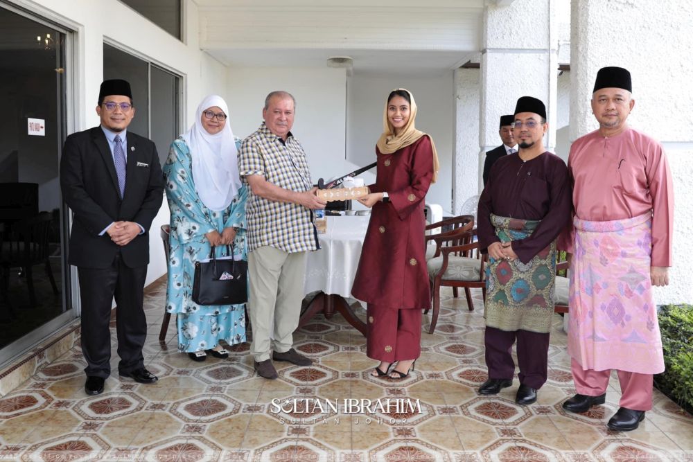 Johor Ruler Sultan Ibrahim Sultan Iskandar and Illi Najwa Anuar Hussin Saddique (centre) at the Mados Office at Istana Bukit Pelangi in Johor Baru today. u00e2u20acu201d Picture courtesy of the Royal Press Office