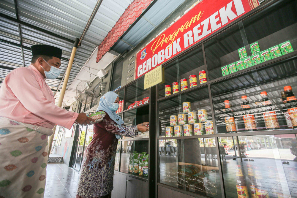 甘榜巴西富地国民中学设立食物银行，以帮助贫困学生。- Farhan Najib摄-