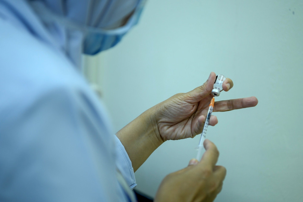 A Precinct 18 Putrajaya Health Clinic nurse is seen preparing the Covid-19 Pfizer-BioNTech vaccine to be distributed via a specialised u00e2u20acu02dcLow Dead Volumeu00e2u20acu2122 (LDV) syringe at the Precinct 18 Putrajaya Health Clinic, March , 2021. u00e2u20acu201d Bernama pic 