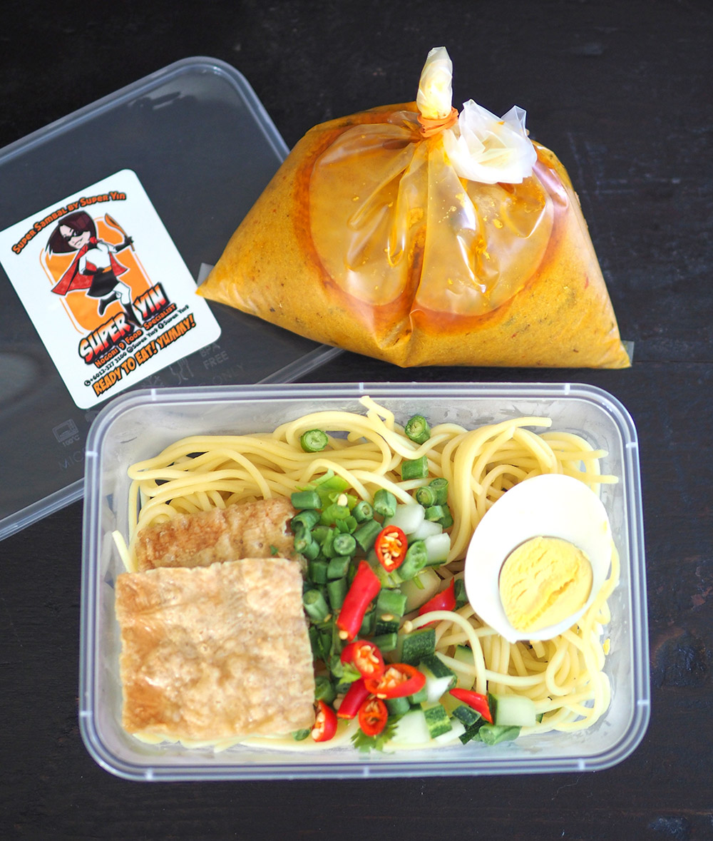 Kak  Yin会将泰国叻沙放在塑料盒中，汤头则会装在塑料袋中。-Lee Khang Yi摄-