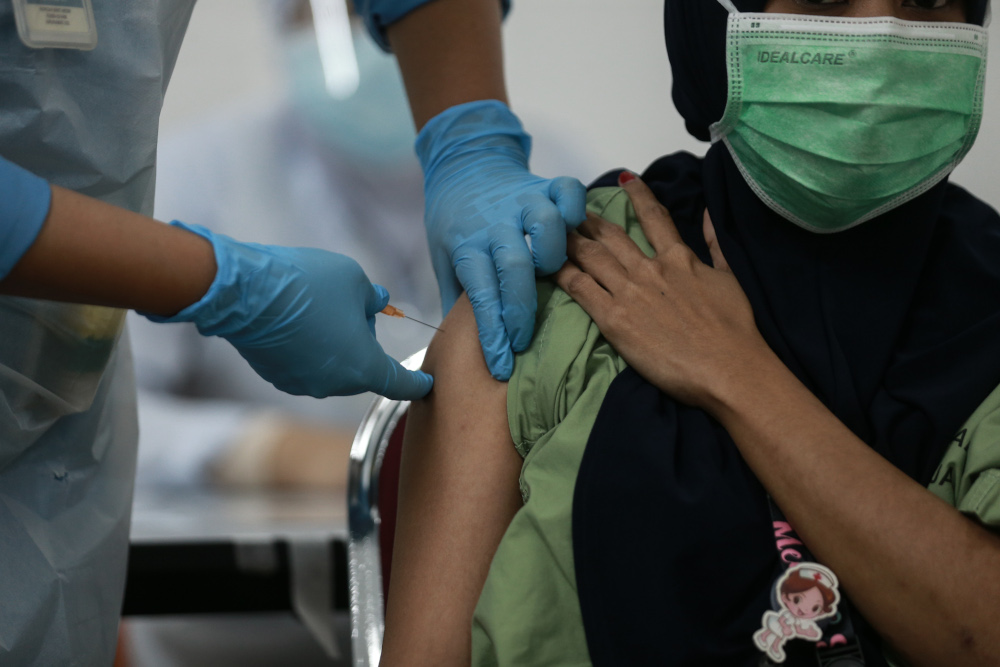 Covid 19 vaccine immunisation programme for frontliners of low risk quarantine and treatment staff at  Malaysia Agro Exposition Park Serdang (MAEPS) March 5, 2021. u00e2u20acu201d Picture by Ahmad Zamzahuri