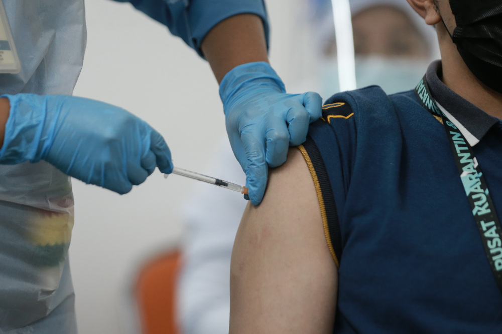 Covid 19 vaccine immunisation programme for frontliners of low risk quarantine and treatment staff at  Malaysia Agro Exposition Park Serdang (MAEPS) March 5, 2021. u00e2u20acu201d Picture by Ahmad Zamzahuri