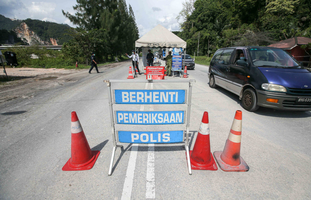 Police manning the border of Perak and Pahang between Simpang Pulai and Cameron Highlands, March 31, 2021. u00e2u20acu201d Picture by Farhan Najib