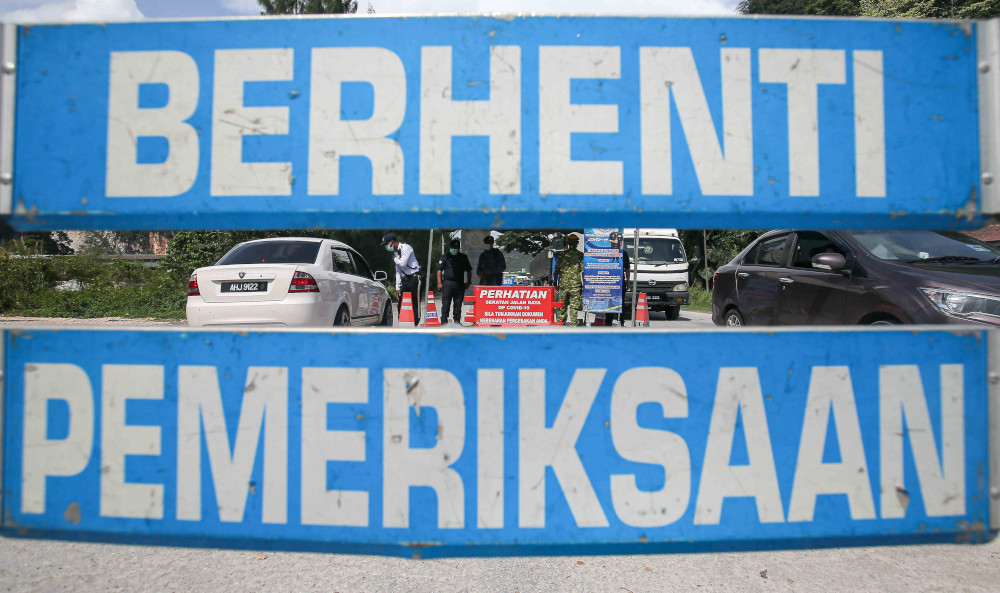 Police manning the border of Perak and Pahang between Simpang Pulai and Cameron Highlands, March 31, 2021. u00e2u20acu201d Picture by Farhan Najib