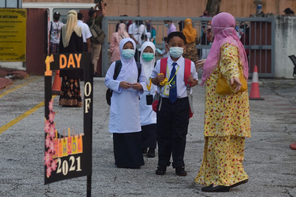 Sekolah Kebangsaan Seksyen 16 students return to school in Shah Alam March 1, 2021. u00e2u20acu201d Picture by Miera Zulyana