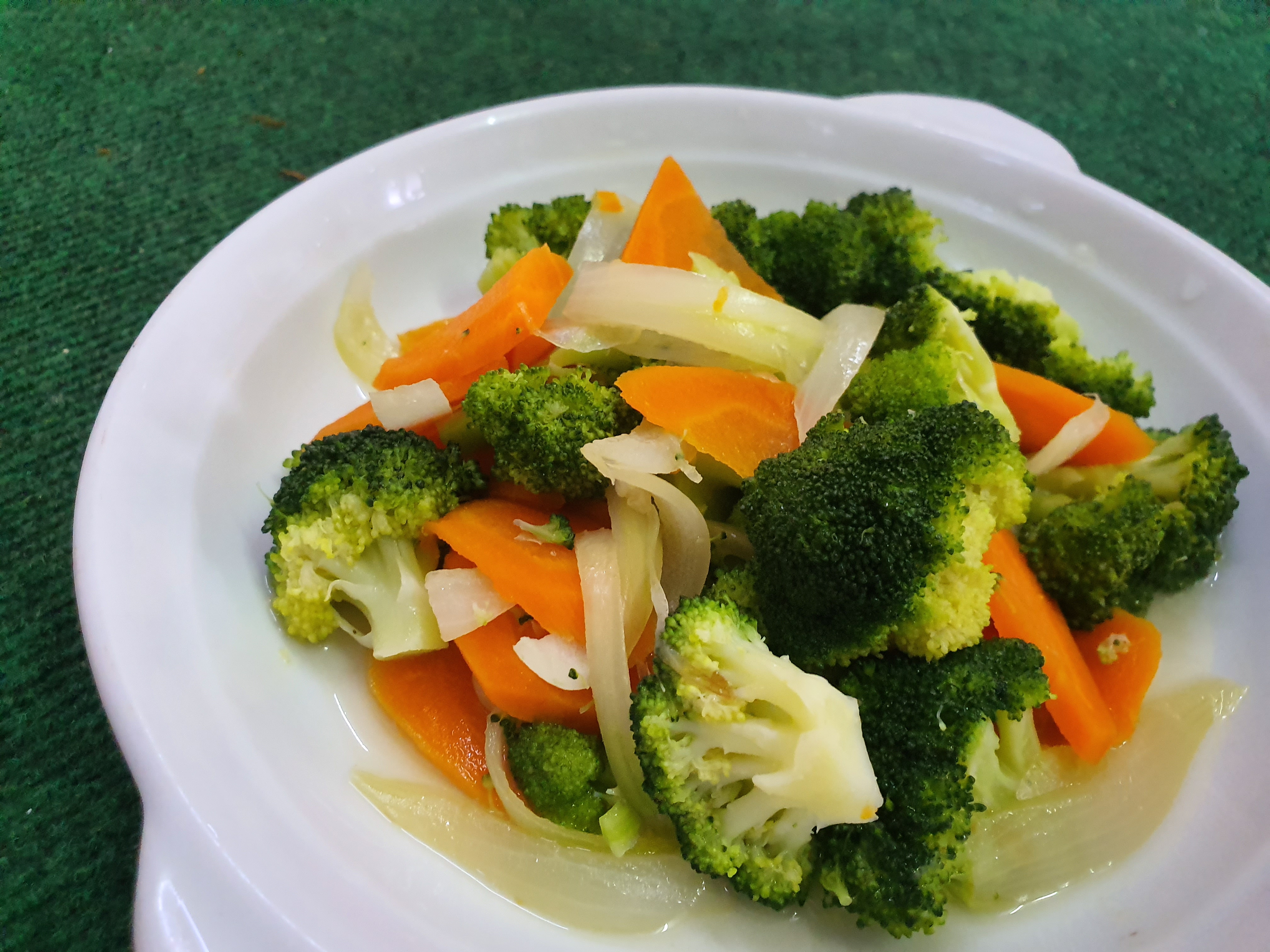 清炒洋葱西兰花。-营养师黄晓洁提供-