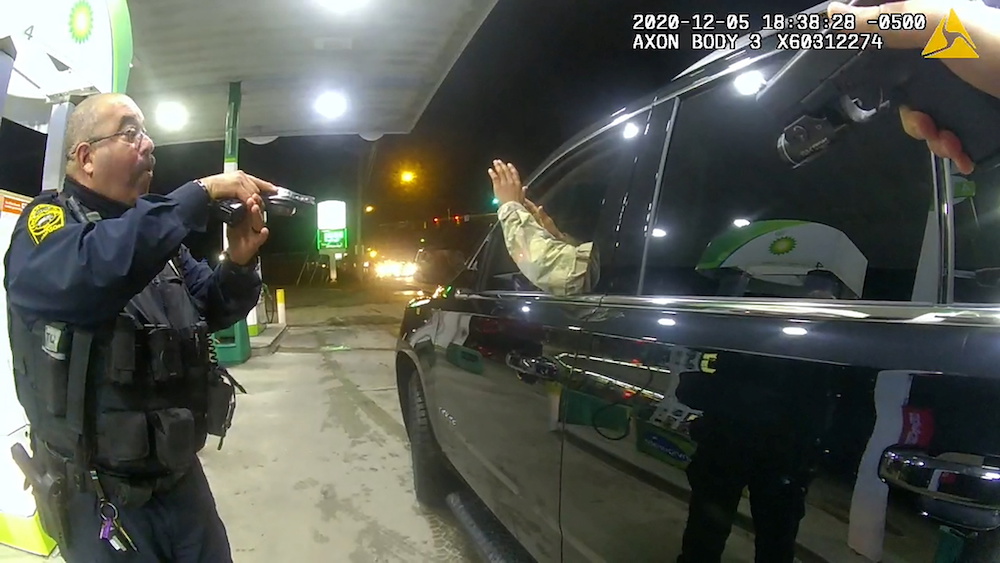 当纳扎里奥的车子一停到加油站后，两名警察随即拔枪对准他，要求他手伸出车窗、将汽车熄火。-路透社-