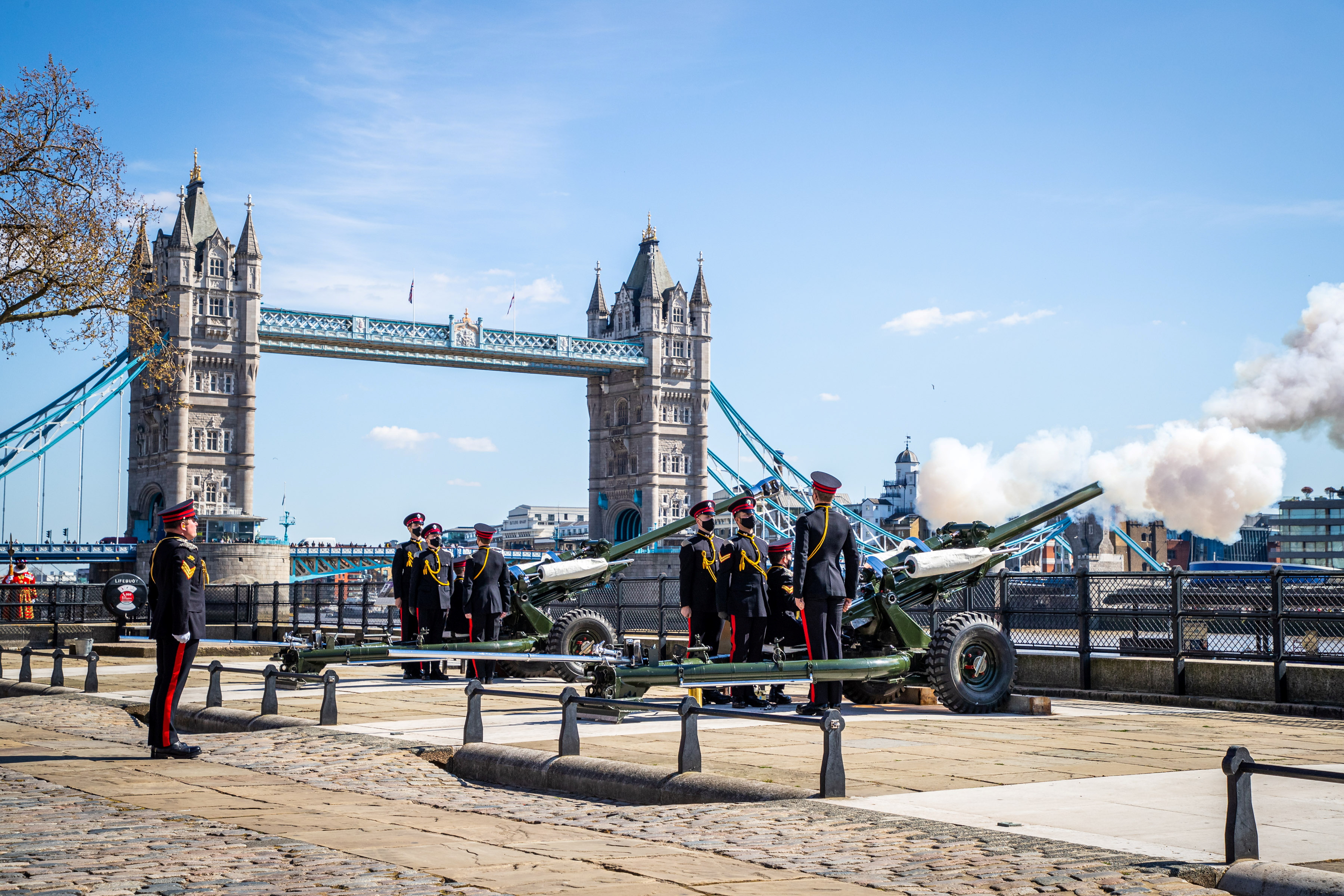 皇家礼炮队在伦敦鸣放礼炮，示意全国默哀一分钟，向菲利普亲王表达哀思。-路透社-