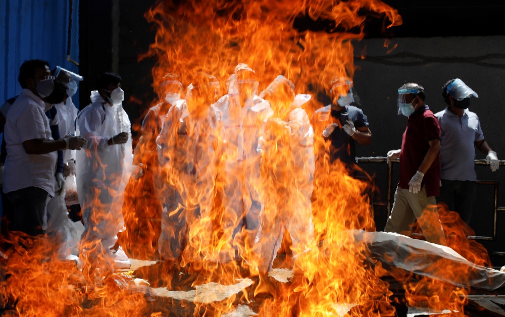 Relatives wearing personal protective equipment attend the funeral of a man, who died from the coronavirus disease, at a crematorium in New Delhi April 21, 2021. u00e2u20acu201d Reuters pic