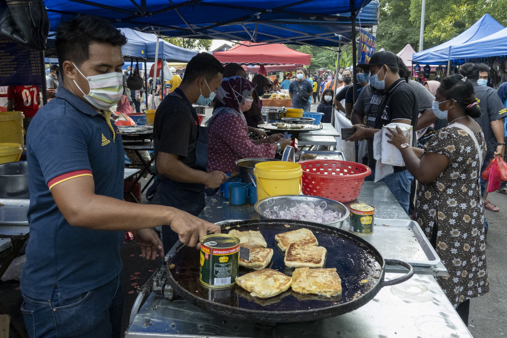 People are seen at a Ramadan bazaar during the conditional movement control order (CMCO) in Meru, Klang April 18, 2021. u00e2u20acu201d Picture by Miera Zulyana 