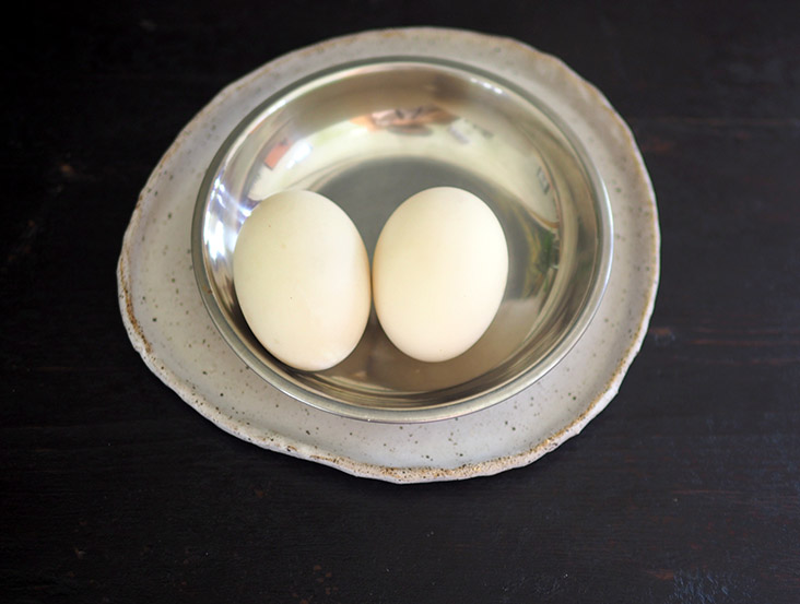 如果你想购买他们家的咸蛋，最低的订购量为200颗，每周四才会免费送到巴生谷一带。-Lee Khang Yi摄-