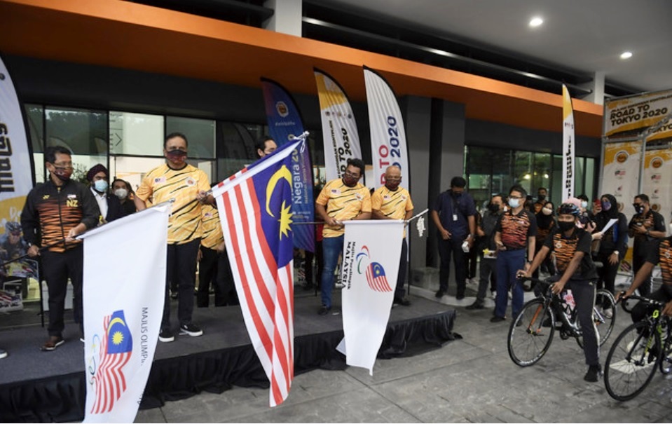 青体部长拿督斯里理扎马里甘连同出席嘉宾，一起为“2020东京之路”环马来西亚脚车行挥旗。-马新社-