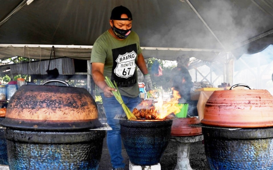 用笨重的花盆和水缸烧炭来焗烤的鸡，想必风味独特。-马新社-