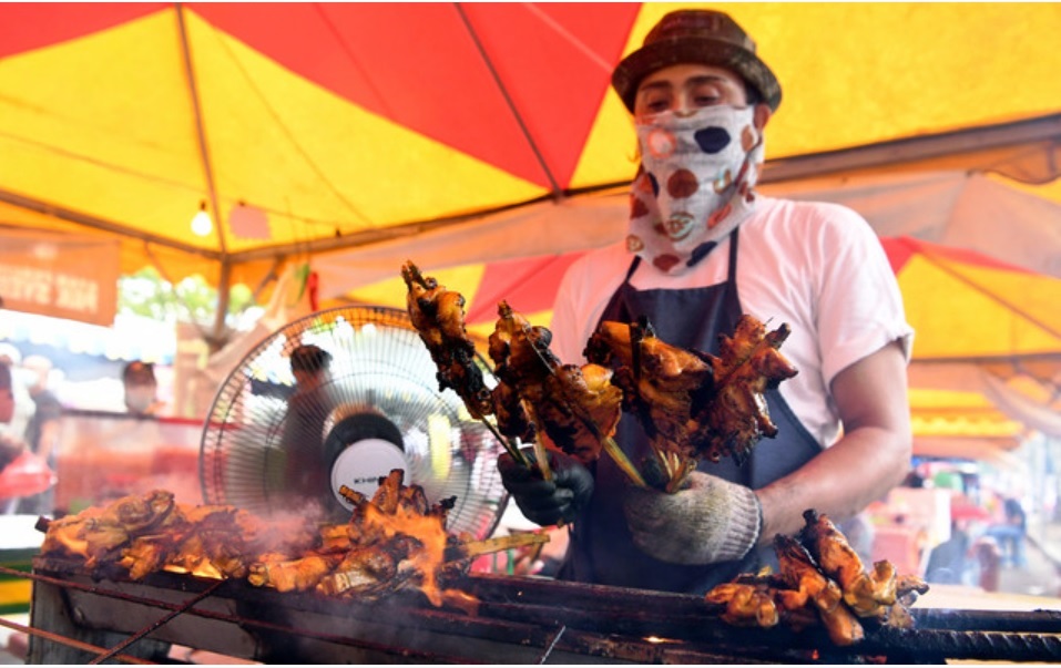 斋戒月市集少不了各式烤鸡，爱吃重口味的可以考虑香辣烤鸡。-马新社-