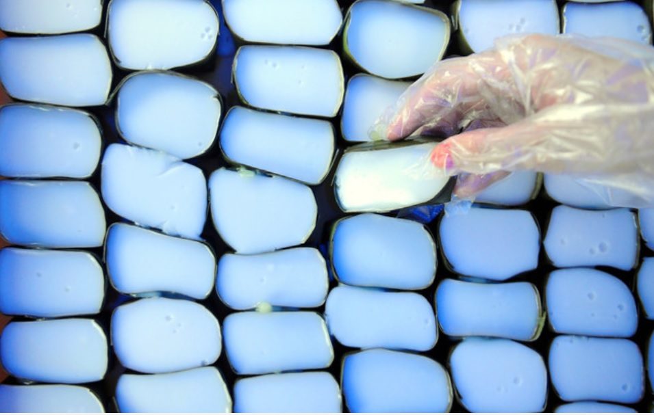 口感像豆腐花的灯糕，有着咸咸甜甜的滋味。-马新社-