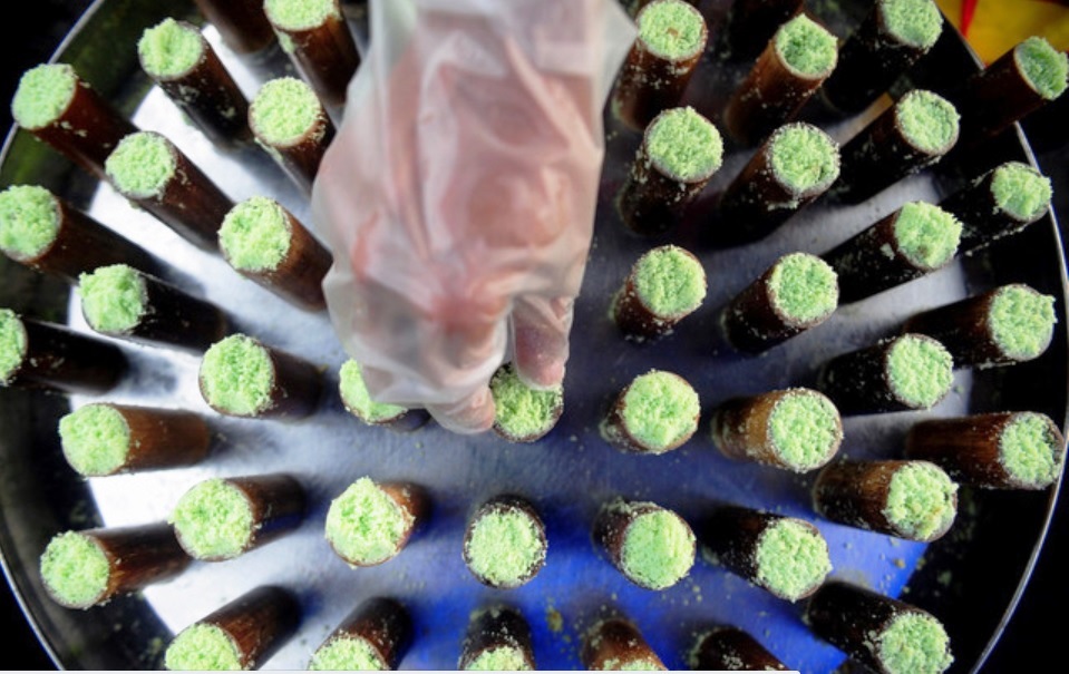 如果觉得竹筒饭太饱腻，可以选择比较清香蓬松的竹筒蒸糕，撒上椰丝后让人食指大动。-马新社-