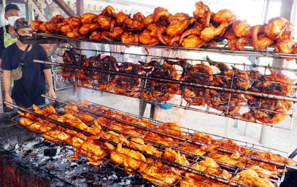 旋转架烤鸡已经是各大斋戒月市集不可或缺的“风景”。-马新社-