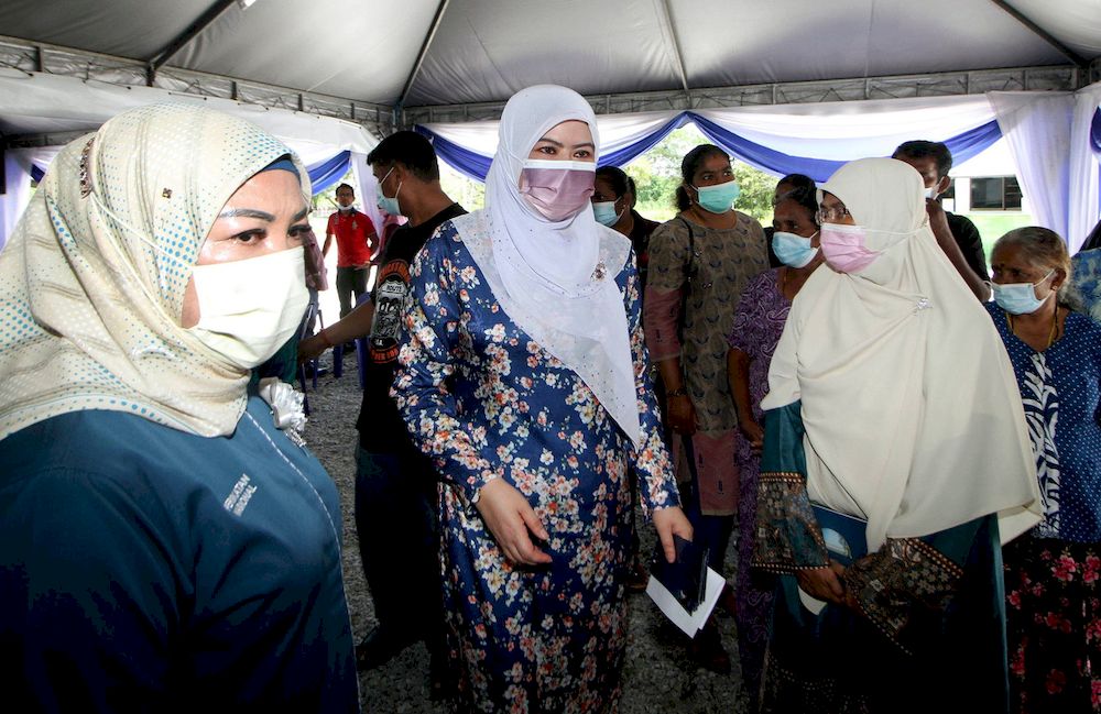 Minister of Women, Family and Community Development Datuk Seri Rina Mohd Harun (centre) while attending the Dapur Kita Program at the Tanjung Tualang Dredger Yard No 5 (TT5) in Batu Gajah, April 25, 2021. u00e2u20acu201d Bernama pic