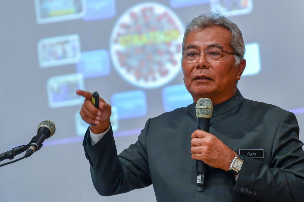 Datuk Seri Mohd Redzuan Md Yusof speaks during a Prihatin Malaysia programme on Covid-19 Management: Current issues at Alor Gajah Municipal Council hall, April 8, 2021. u00e2u20acu201d Bernama pic 