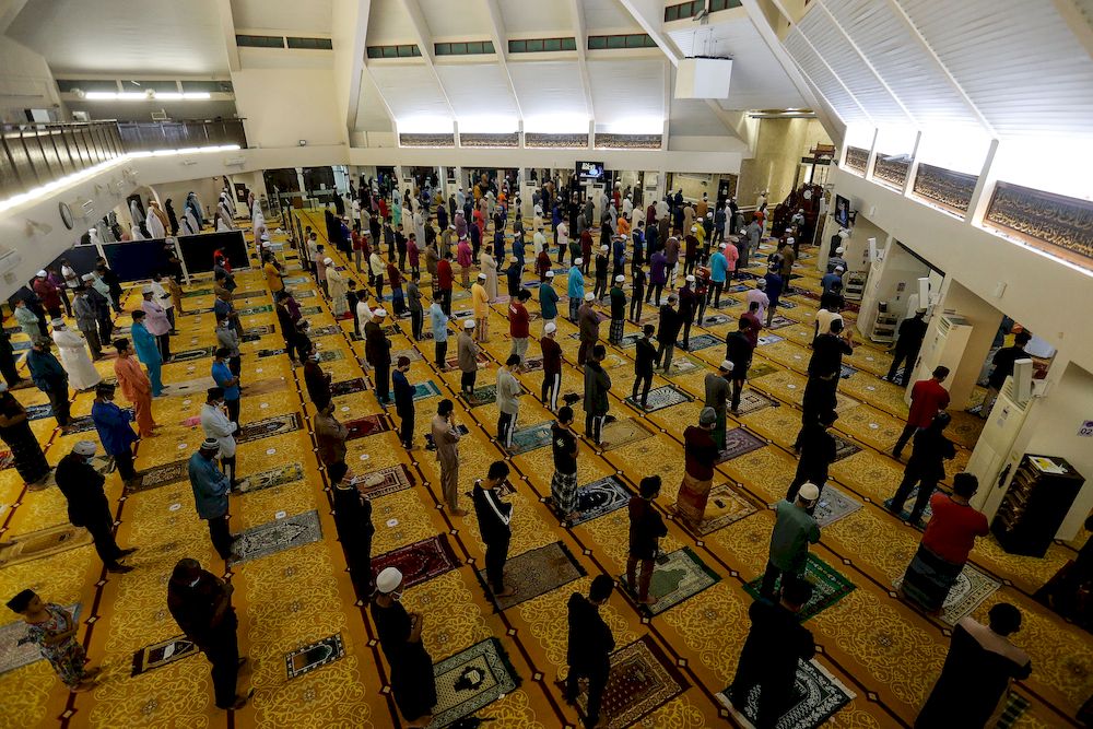 Muslims performing Tarawikh prayer during the holy month of Ramadan at Al-Malik Khalid Mosque, Universiti Sains Malaysia, Penang, on April 12, 2021. u00e2u20acu201d Picture by Sayuti Zainudin