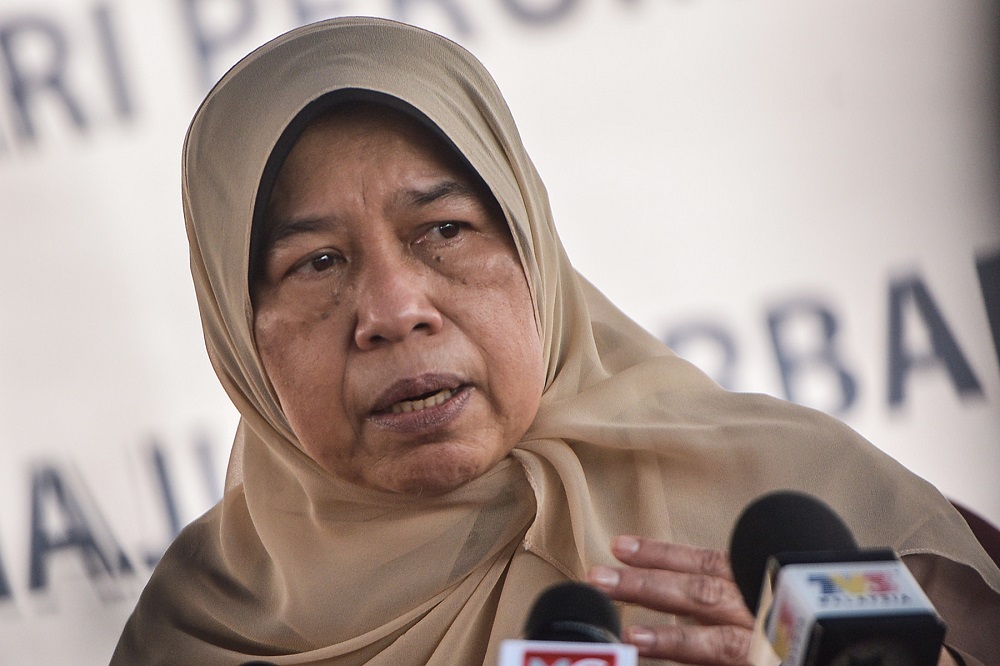 Housing and Local Government Minister Datuk Zuraida Kamaruddin speaks during a press conference in Kuala Langat April 15, 2021. u00e2u20acu2022 Picture by Miera Zulyana