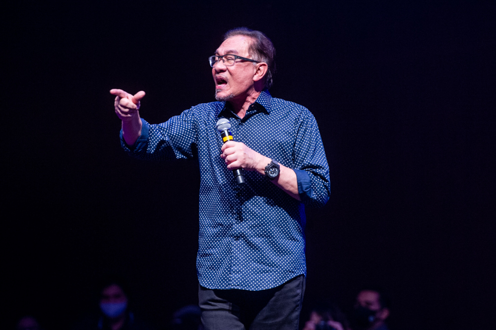 PKR president Datuk Seri Anwar Ibrahim speaks at the Temu Anwar session at Flamingo hotel in Ampang, April 1, 2021. u00e2u20acu201d Picture by Shafwan Zaidon