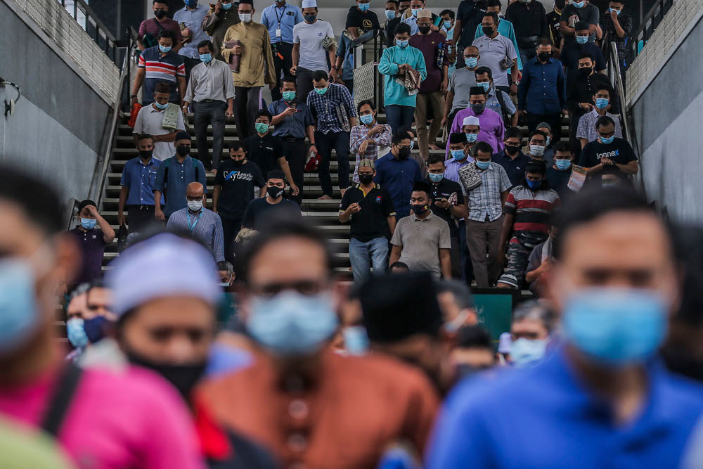 Muslims perform Friday prayers in the first week of Ramadan at the National Mosque in Kuala Lumpur, April 16, 2021. u00e2u20acu2022 Picture by Hari Anggara