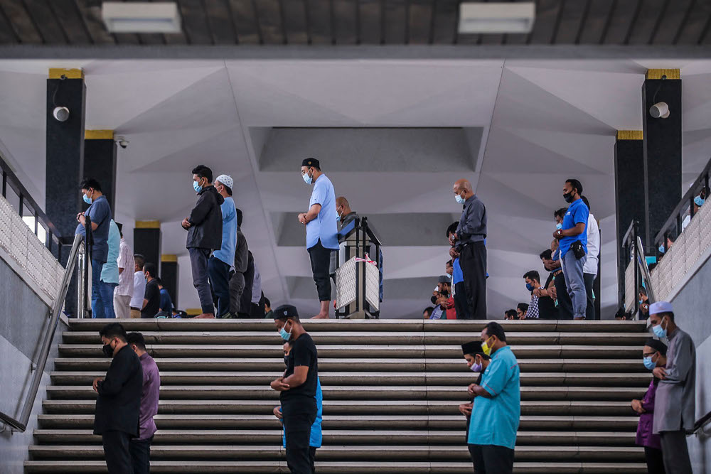 Muslims perform Friday prayers in the first week of Ramadan at the National Mosque in Kuala Lumpur, April 16, 2021. u00e2u20acu2022 Picture by Hari Anggara