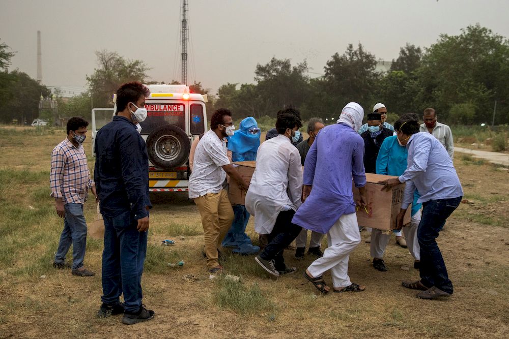 People carry the body of a man, who died from the coronavirus disease (Covid-19), from an ambulance for burial at a graveyard in New Delhi, India, April 16, 2021. u00e2u20acu201d Reuters pic