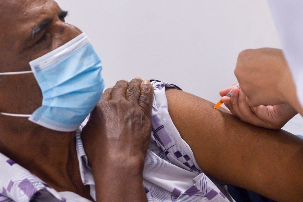 A senior citizen receives his Covid-19 jab at a vaccination centre in Kapar, Klang April 28, 2021. u00e2u20acu201d Picture by Miera Zulyana