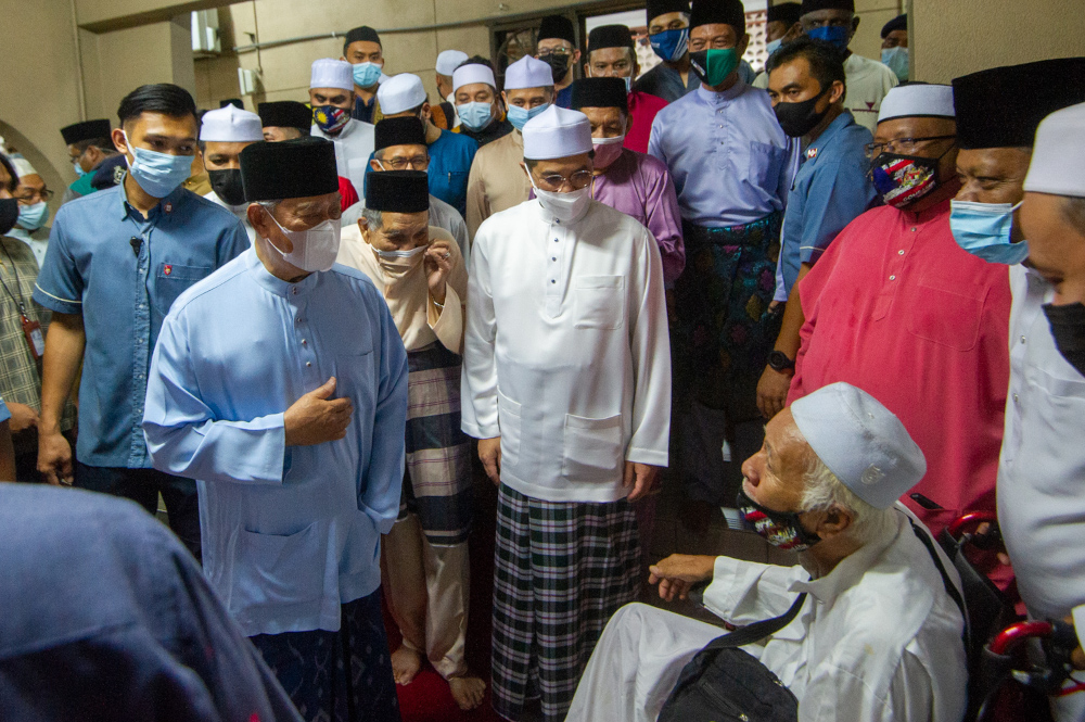 Prime Minister Tan Sri Muhyiddin speaks to a mosque congregant at Masjid Jamek Al-Amaniah, Batu Caves, April 19, 2021. With him is Gombak Member of Parliament Datuk Seri Mohamed Azmin Ali. u00e2u20acu201d Picture by Shafwan Zaidon