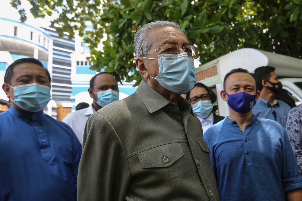 Tun Dr Mahathir Mohamad is pictured in front of the Dang Wangi District Police headquarters in Kuala Lumpur April 2, 2021. u00e2u20acu201d Picture by Yusof Mat Isa